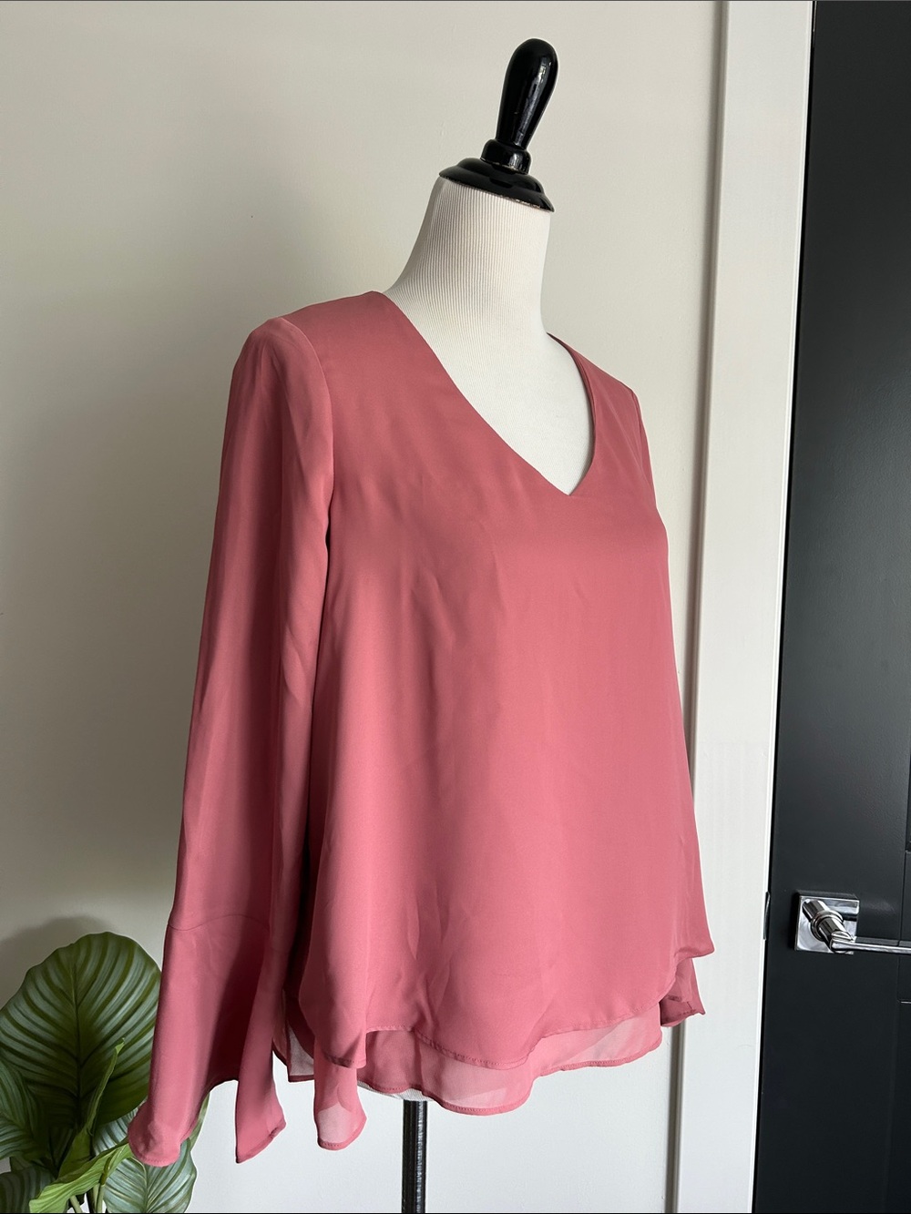 🆕🌸 M V-Neck Long bell Sleeve lace back Blouse - dusty Pink